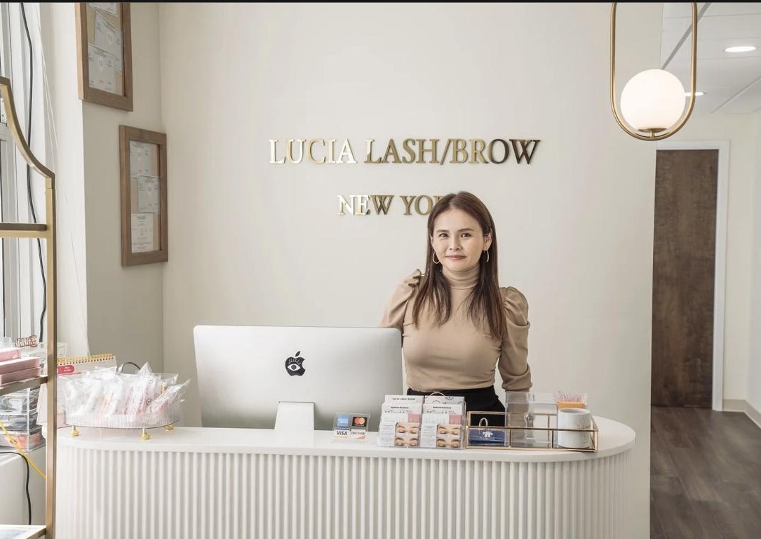 代表 Tomoe Moore、LUCIA LASH/BROW ニューヨーク店にて