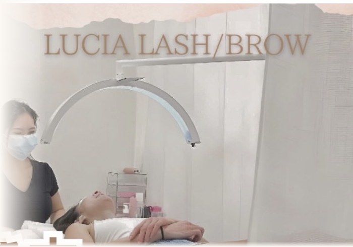 LUCIAのスタッフが1対1でお客様に施術している様子